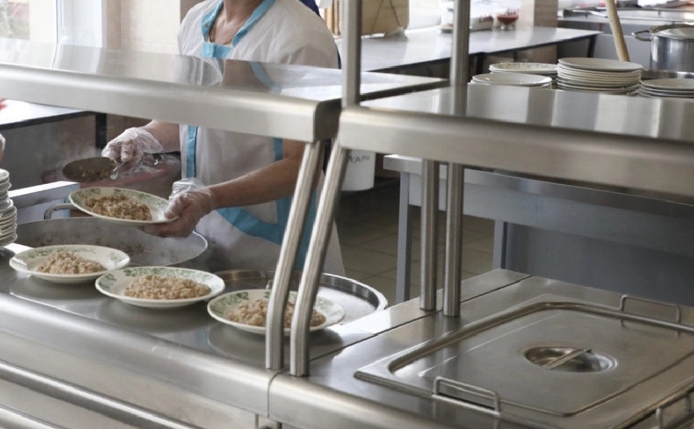 «Кормят учеников отходами»: спецкомиссия проверит школу в Алматы